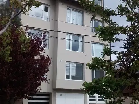 Dúplex de dos dormitorios con vista al Lago y cochera. A 15 cuadras del centro. Bajas expensas