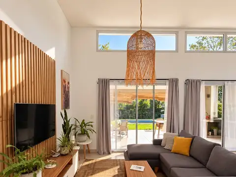 Casa en Venta con 2 cocheras