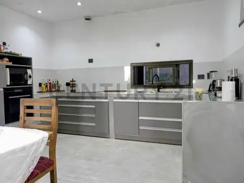 Casa en Venta con 3 cocheras