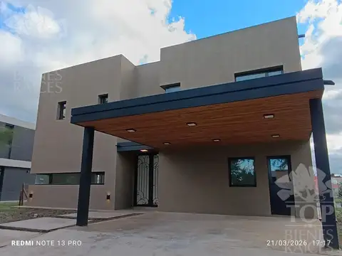Hermosa casa a la laguna
