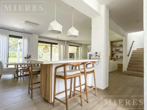 Casa moderna y súper luminosa, desarrollada en 2 plantas en Alquiler Temporario, Diciembre y Enero.