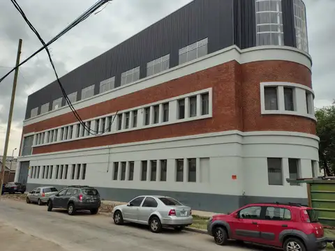 Edificio en tres plantas, 3.979 m2, en Villa Lugano.