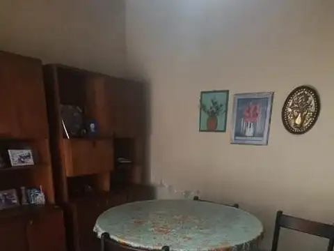 CASA 3 AMBIENTES CON COCHERA Y GRAN LOTE  OPORTUNIDAD!