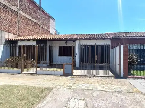 CASA 3 AMBIENTES CON COCHERA Y GRAN LOTE  OPORTUNIDAD!