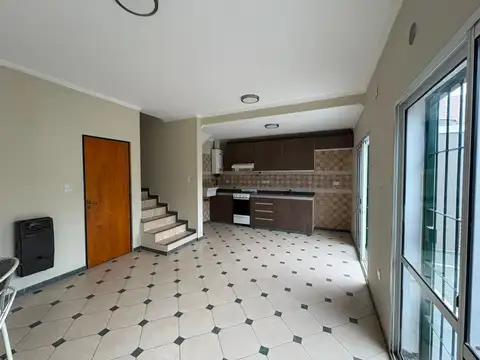 Casa 4 ambientes con 2 baños