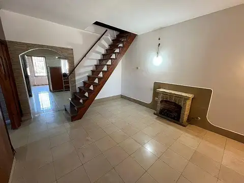 Casa de 4 ambientes con quincho y departamento a terminar al fondo. Monte Grande.