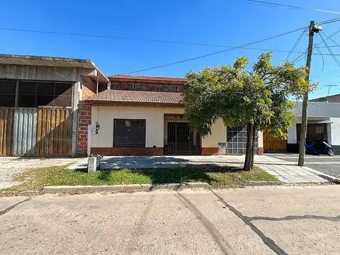 Casa de 4 ambientes con quincho y departamento a terminar al fondo. Monte Grande.