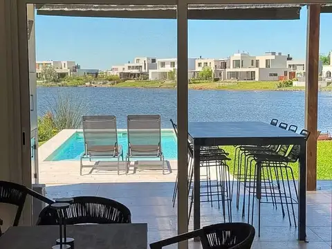 Casa en Alquiler con 2 cocheras