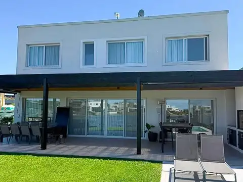 Casa 4 ambientes con 3 baños