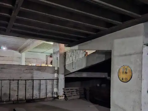 Cochera en Eva Perón y Rivadavia