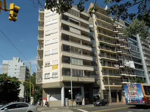 Excelente 2 ambientes al frente con cochera y parrilla propia