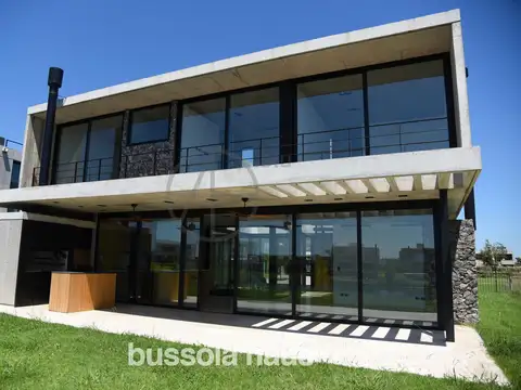 Casa en Venta con 6 cocheras