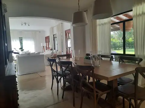 Casa en Alquiler con 1 cochera