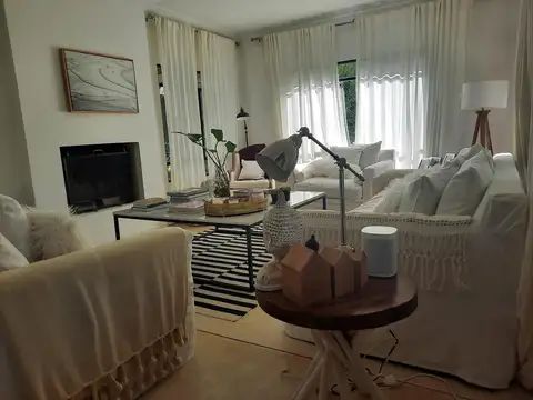 Casa 6 ambientes con 2 baños