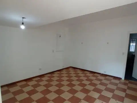 Casa 3 ambientes con patio - Martínez