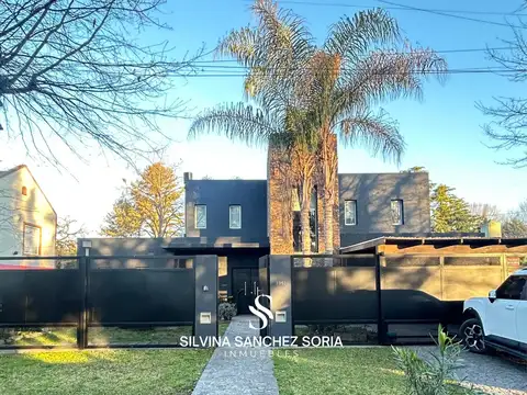 Casa en Venta con 2 cocheras