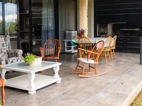 Casa 5 ambientes con 2 baños