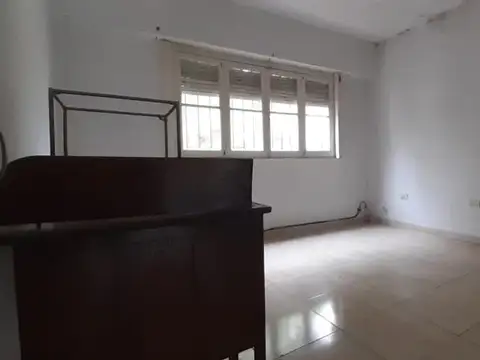 DEPARTAMENTO CON AMBIENTES AMPLIOS Y MUY BUENA UBICACION