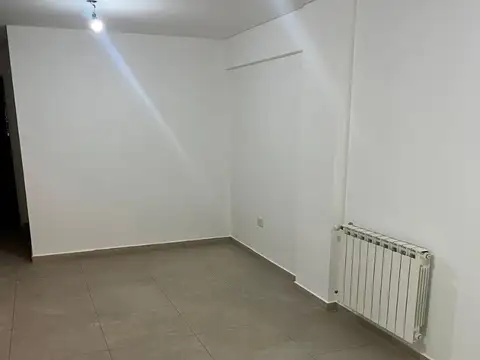 amplio departamento 1 dormitorio con balcon, venta la plata, zona centrica