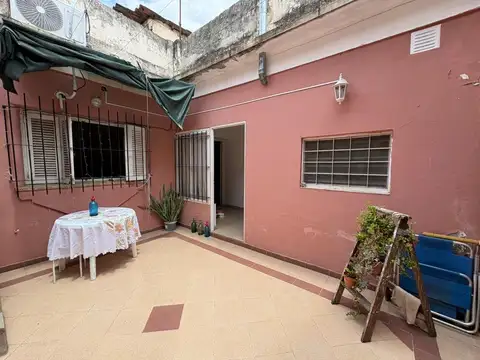 Casa de pasillo unico en venta, de un dormitorio, en Refinerias, Rosario.