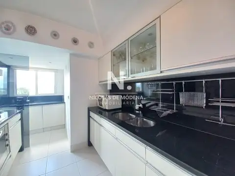 Apartamento en Aguas Azules, 4 dormitorios frente al mar, con parrillero. Brava, Punta del Este