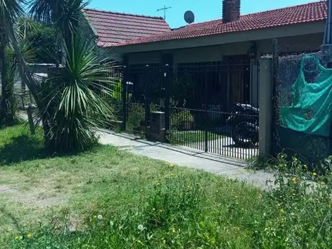 Casa en venta a meia cuadra de la Ruta Hipolito Yrigoyen.