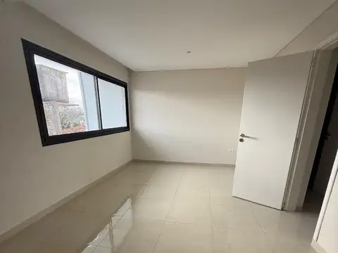 VENTA DUPLEX 3 AMBIENTES CON JARDÍN Y BALCÓN 