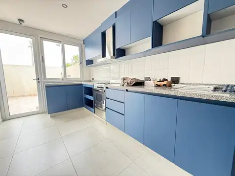 Casa en alquiler de 3 dormitorios con cochera