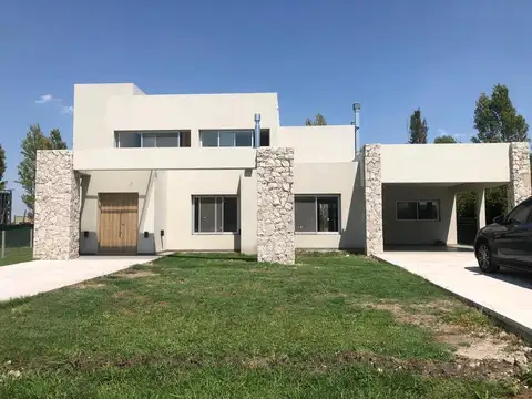 Casa de 307m2 con vista a la laguna. Lote de 1204m2