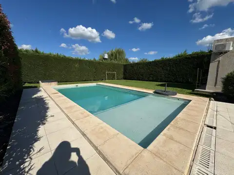 Casa en venta de dos dormitorios con piscina. | Las Acequias, Roldán.