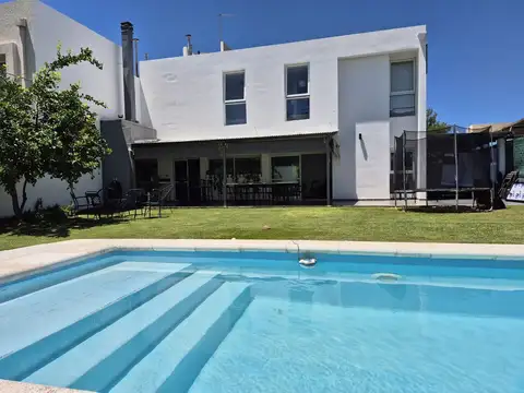 Casa 7 ambientes con 1 baño