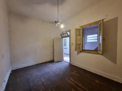 Casa con 2 locales y vivienda de 3 amb, sobre calle concurrida. Ideal inversor!