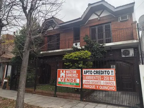 VENTA DE CASA DE 6 AMBIENTES CASTELAR