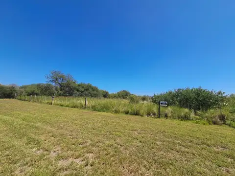 Media manzana a 800 m de la ruta, a 5 minutos  de Alta Gracia !