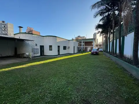 Casa con 16m de frente sobre Ayacucho, perfecto estado