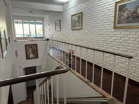 Casa con amplio frente sobre Ayacucho – Ideal para uso comer