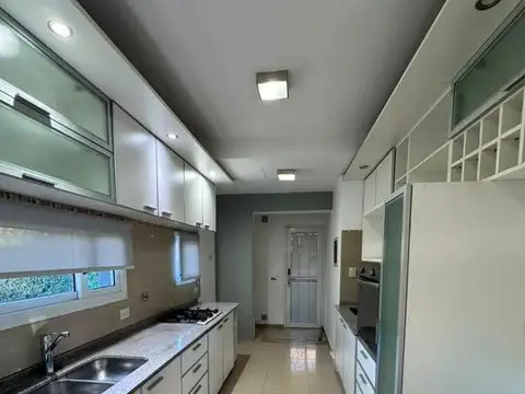 Casa 5 ambientes con 3 baños