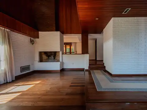 Casa 5 ambientes con 4 baños
