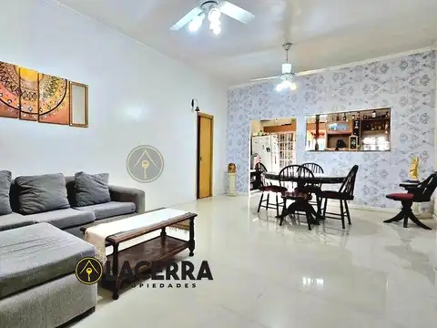 Casa 4 ambientes con 2 baños