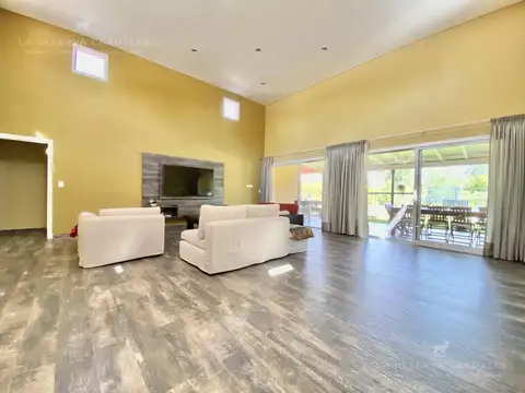 Casa 5 ambientes con 3 baños