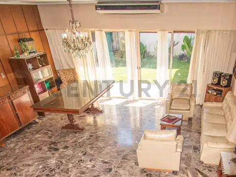 Casa en Venta con 2 cocheras