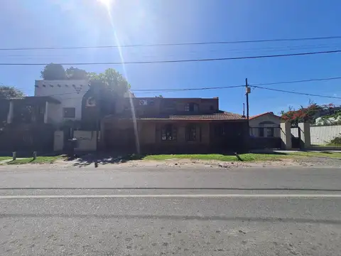 Casa 9 ambientes con 3 baños