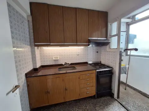 2amb. con balcón en piso alto