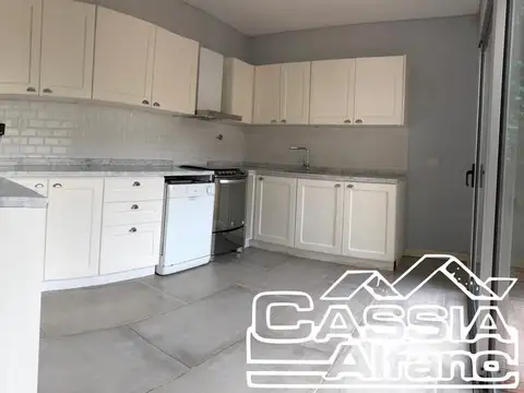 Casa en Alquiler con 1 cochera