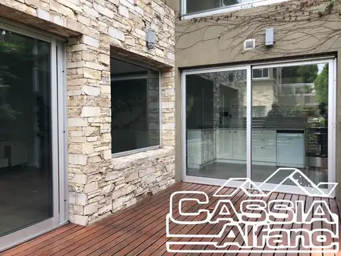 Casa en Alquiler con 1 cochera