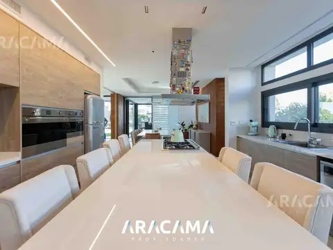 Casa en Venta con 5 cocheras