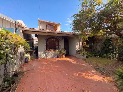San Fernando (Junín 2276). Venta Casa Estilo Colonial con 3 dorm. Patío. Jardín.  APTO CRÉDITO
