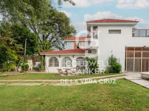 Casa en Venta con 2 cocheras