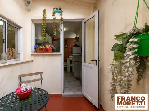 Bajas expensas! Amplitud clásica, patio propio y calidez: tu refugio de 3 ambientes en Barracas