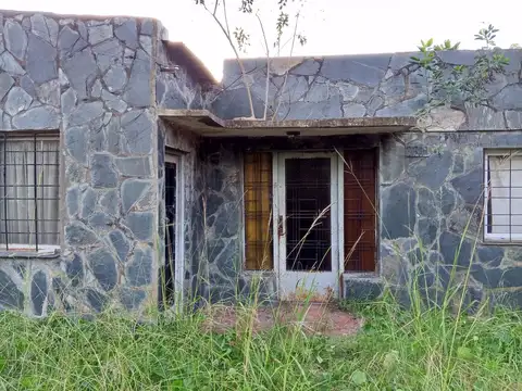 CASA EN VENTA 3 DORMITORIOS 39 E/ 141 y 142  A REFACCIONAR
